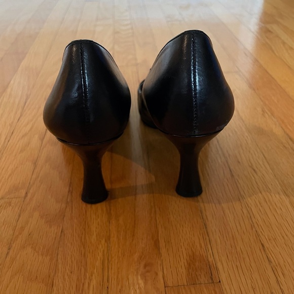 Nine West Size 8 Black leather pumps. - Picture 10 of 14